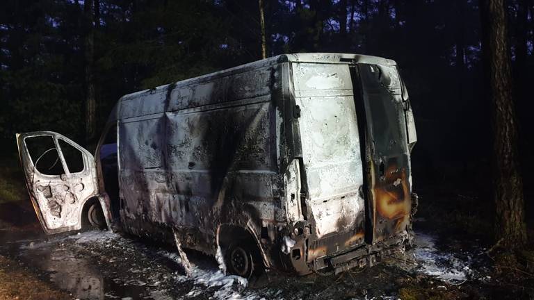 Het uitgebrande busje (foto: Staatsbosbeheer).