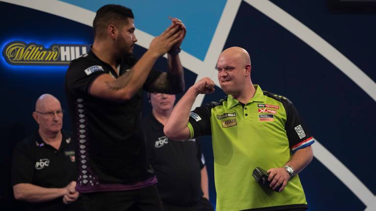 Michael van Gerwen balt de vuist, Jelle Klaasen is verslagen op het WK (foto: Lawrence Lustig/PDC).