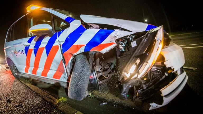 De politieauto raakte zwaar beschadigd. (Foto: Sem van Rijssel/SQ Vision)