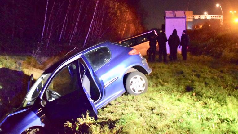 Twee voertuigen zijn in de sloot beland op de randweg Eindhoven. (Foto: Hans van Hamersveld)