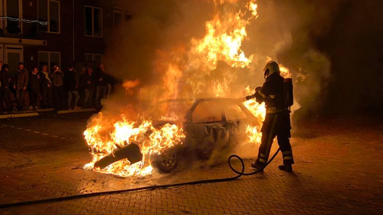 De autobrand vond rond middernacht plaats. (Foto: SQ Vision)