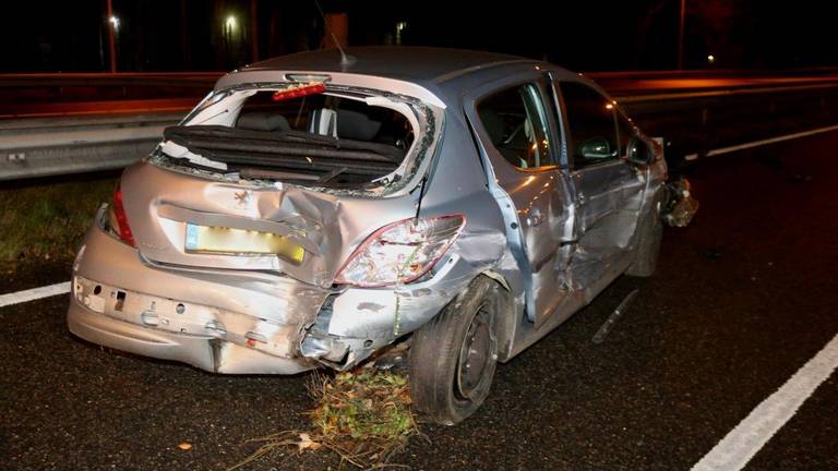 De grijze auto werd op de A59 door meerdere auto's geraakt. (Foto: Bart Meesters)