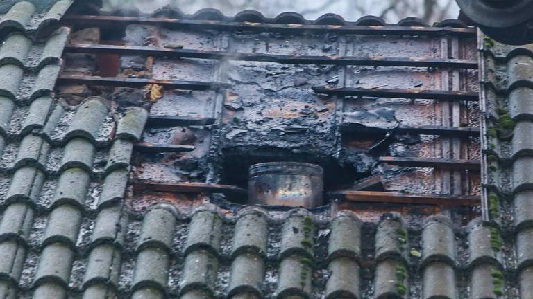 Schade aan het dak na een schoorsteenbrand in Mierlo. (Foto: Pim Verkoelen/SQ Vision)