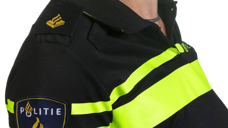 Het poloshirt van de politie.