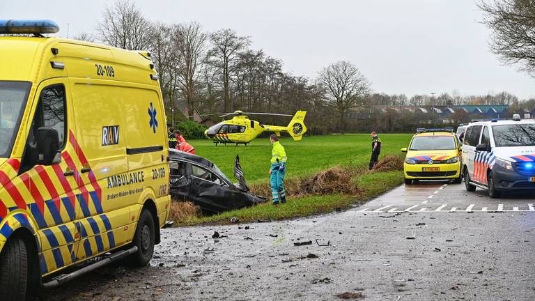 De automobilist overleefde het ongeluk in Rucphen niet (foto:Tom van der Put/SQ Vision Mediaprodukties).