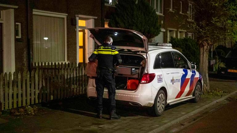 De politie bij de woning (Foto: SQ Vision).