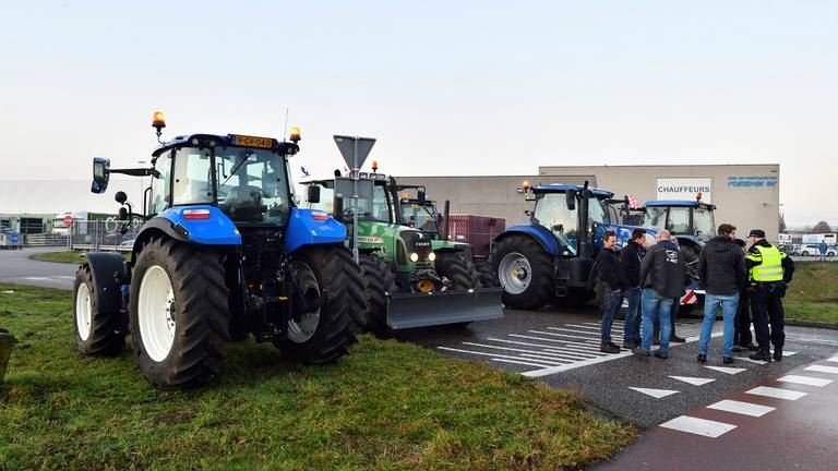 Boeren blokkeren de toegangsweg naar Jumbo in Breda. Foto: Erald van der Aa