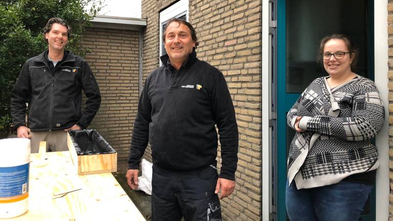 Sandra is opgelucht dat de lekkage wordt verholpen (foto: Omroep Brabant/René van Hoof).