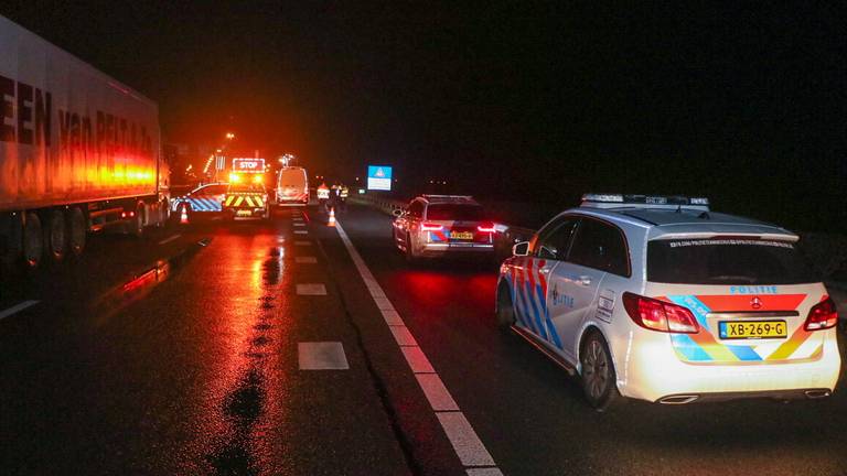 De politie houdt het verkeer op de A27 tegen (foto: Jurgen Versteeg/SQ Vision Mediaprodukties).