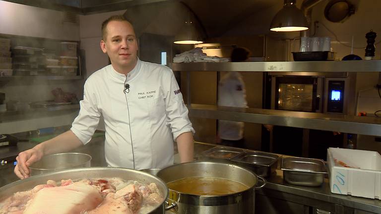 Chef-kok Paul Kappé in de keuken van sterrenrestaurant Monarh in Tilburg. (foto: Jan Burgmans)
