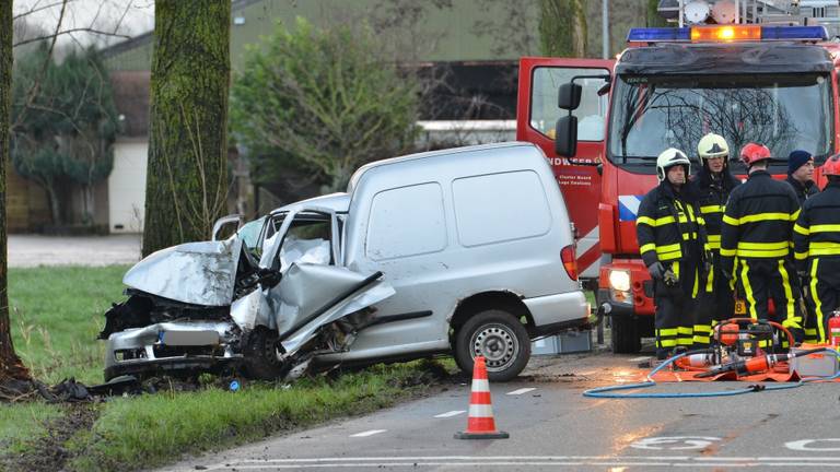 Brandweerlieden op de plek van het ongeluk (foto: Perry Roovers).