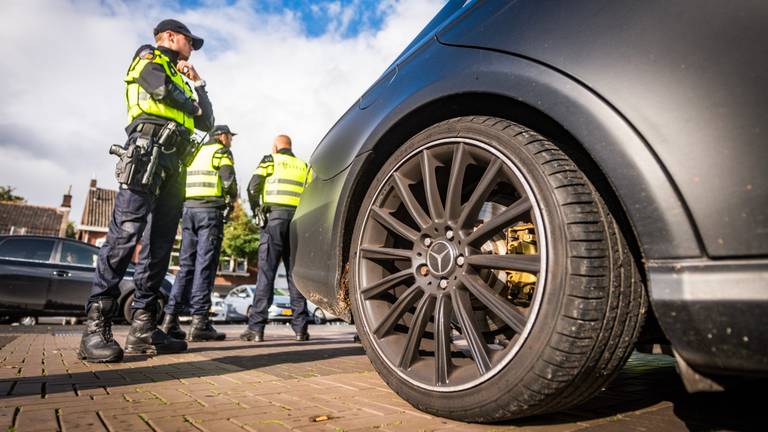 'Patsercontrole' op de Woenselse Markt in Eindhoven. (Foto: SQ Vision)