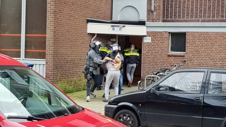 In het huis aan de Gregoriusstraat werd een man aangehouden. (Foto: Toby de Kort)