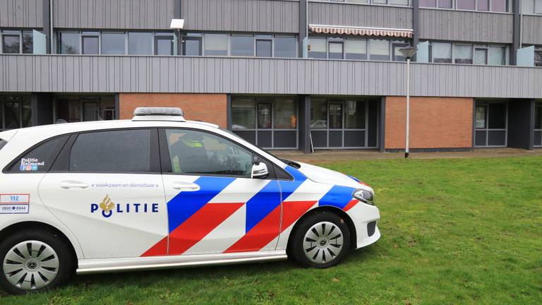 De politie doet onderzoek in de buurt waar de naakte man rondliep. (Foto: Harrie Grijseels)