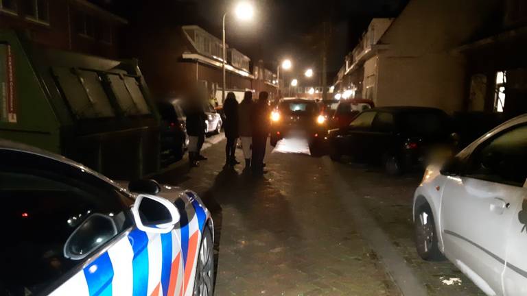 In de Plataanstraat in Breda werden zeven auto's geraakt (foto: Teamverkeerzwb Politie)