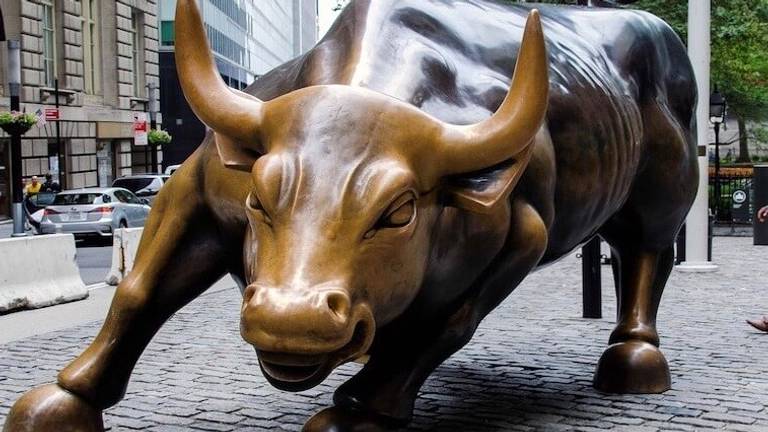 De stier van Wall Street in het groot, gevonden in het klein in Poppel bij de villa van Cees F.