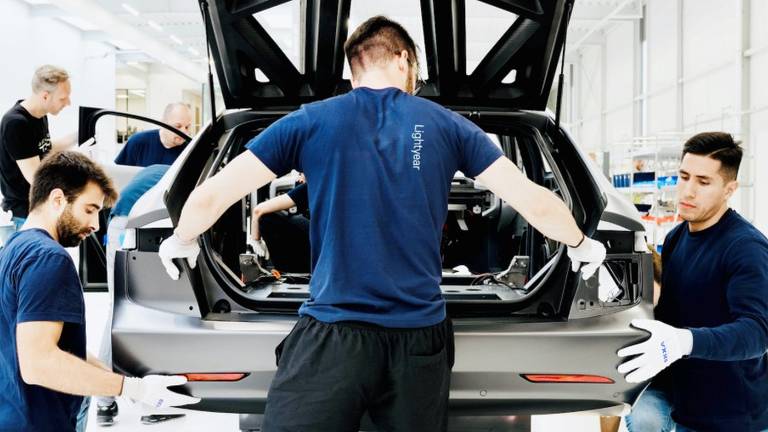 De eerste zonne-auto's rijden volgend jaar op de weg (foto: Lightyear).