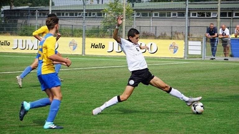 Justin Hubner (rechts) in duel met de tegenstander