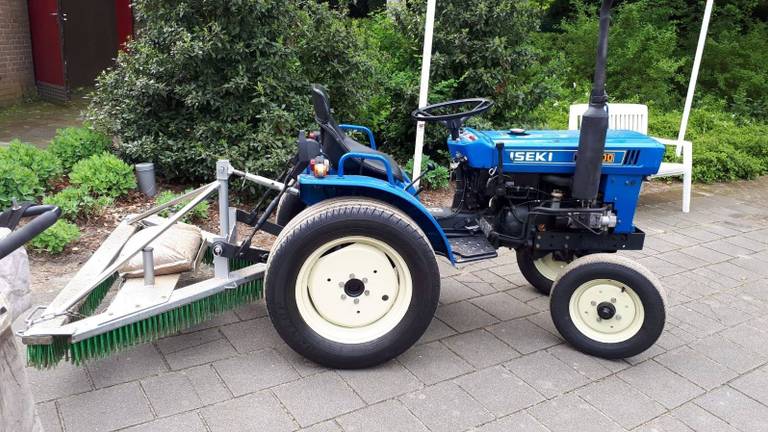 Een van de gestolen tractoren bij de tennisvereniging van Loon op Zand. (Foto: politie)