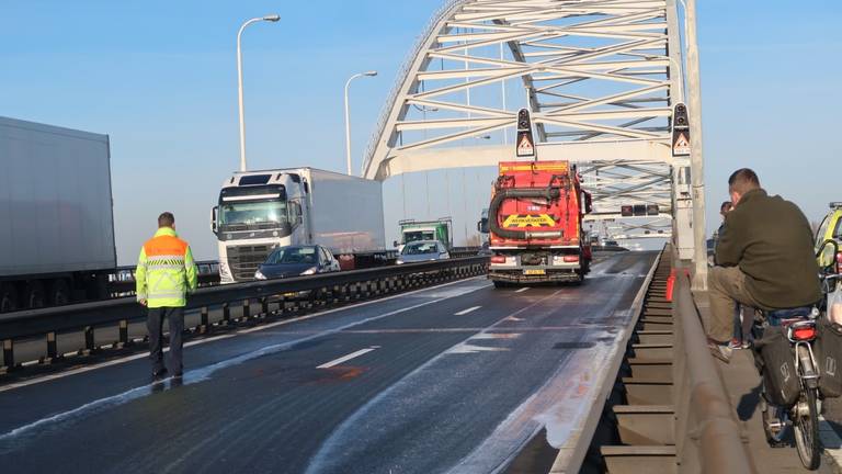 De Merwedebrug was enige tijd dicht door het ongeval.