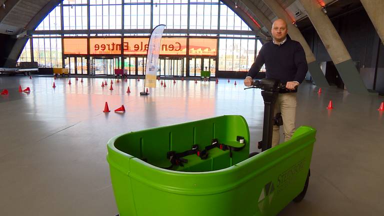 Edwin Renzen op zijn nieuwe Stint Buszy (Foto: Omroep Brabant)