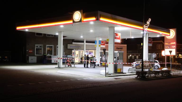 Het tankstation is afgezet voor onderzoek. (Foto: Gabor Heeres  / SQ Vision Mediaprodukties)