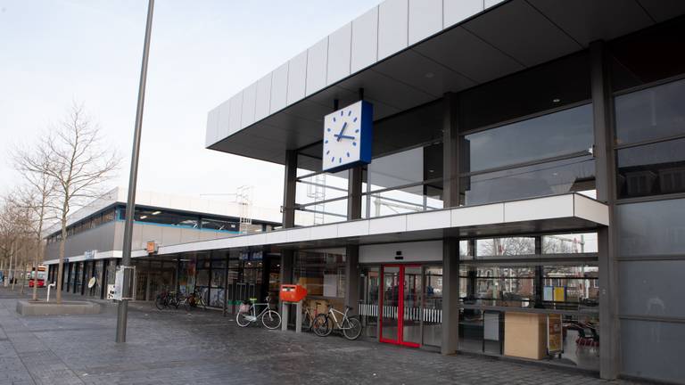Vrouw (19) expres op het spoor geduwd, omstanders redden haar