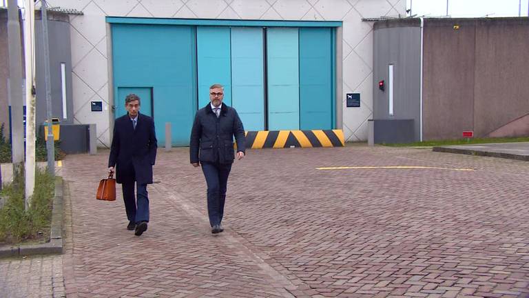 Advocaten Gerard Spong en Sidney Smeets verlaten de gevangenis na het bezoek aan Johan van Laarhoven.