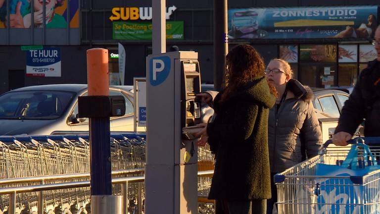 Bij winkelcentrum Woensel moet het gratis parkeren terugkomen, vinden de ondernemers.