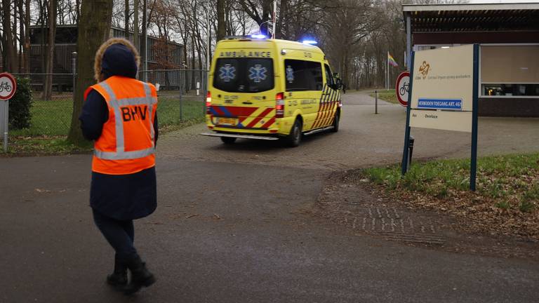 Ambulance onderweg naar het azc Overloon. (Foto: SK-Media)