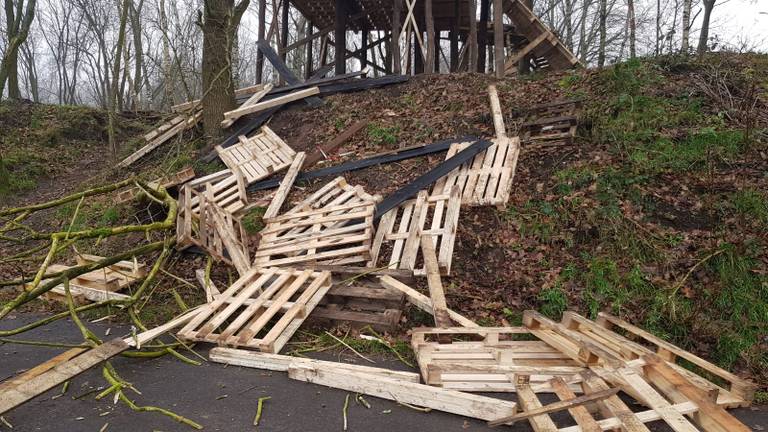 Flinke schade aan de nieuwe toren van het parcours. (foto: Omroep Brabant)