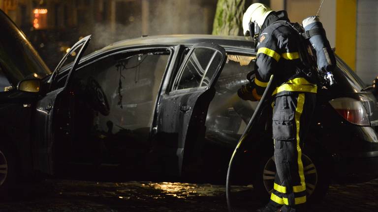 Autobrand aan de Dijklaan in Breda. (Foto: SQ Vision)