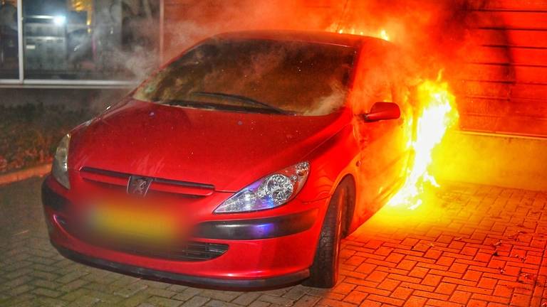 Autobrand in Valkenswaard. (Foto: Rico Vogels)