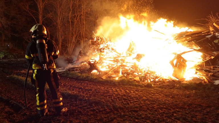 Brandend sloophout in Rijen hield de brandweer uren bezig. (Foto: Jeroen Stuve)
