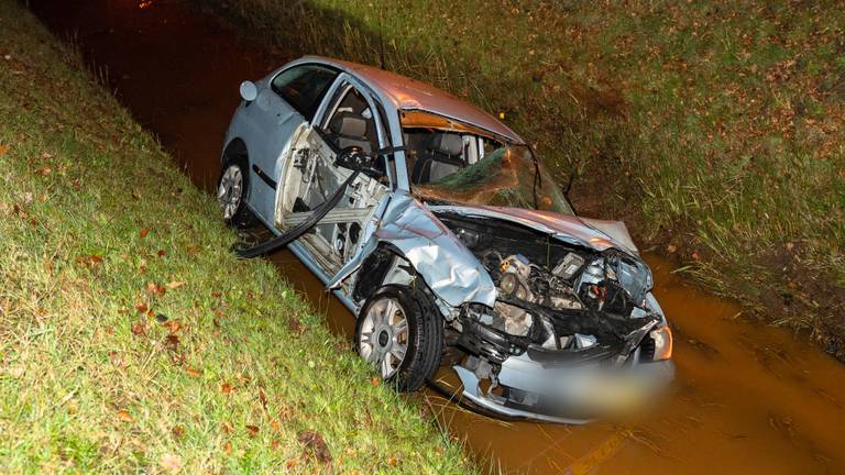 Auto slaat over de kop en belandt in sloot op A59. (Foto: Marcel van Dorst)