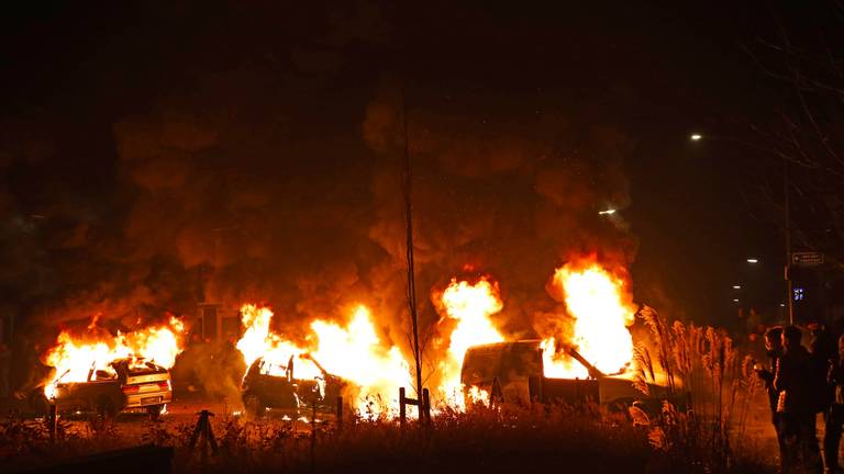 De vlammenzee zoals die bij traditie elke jaarwisseling in Veen wordt aangericht (foto: Erik Haverhals/FPMB).