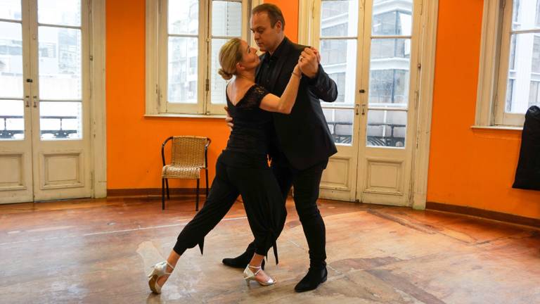 Frans en Mariska waagden zich ook aan de tango. (Foto: RTL)