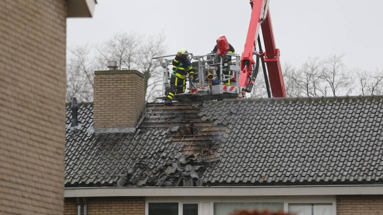 Het dak raakte flink beschadigd. (Foto: Mathijs Bertens/Stuve fotografie)