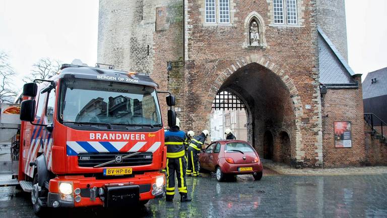 Auto rijdt tegen monumentale Gevangenpoort in Bergen op Zoom (foto: Anthony deCock/De Kort Media).