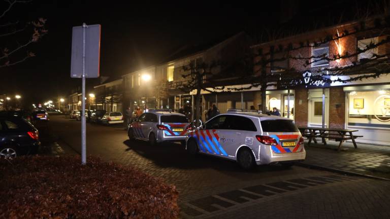 Gewonde man loopt snackbar binnen na steekpartij in Schijndel. (foto: SQ Vision Mediaprodukties)