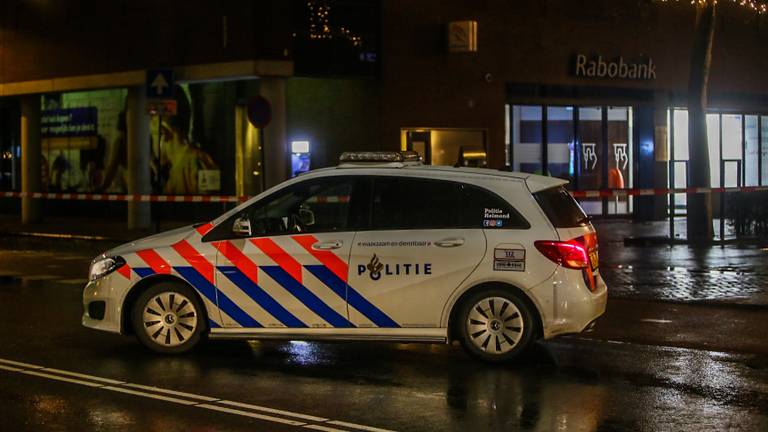 Bij de Rabobank in Helmond onderzoekt de Explosieven Opruimingsdienst Defensie een mogelijk explosief. Foto: Pim Verkoelen