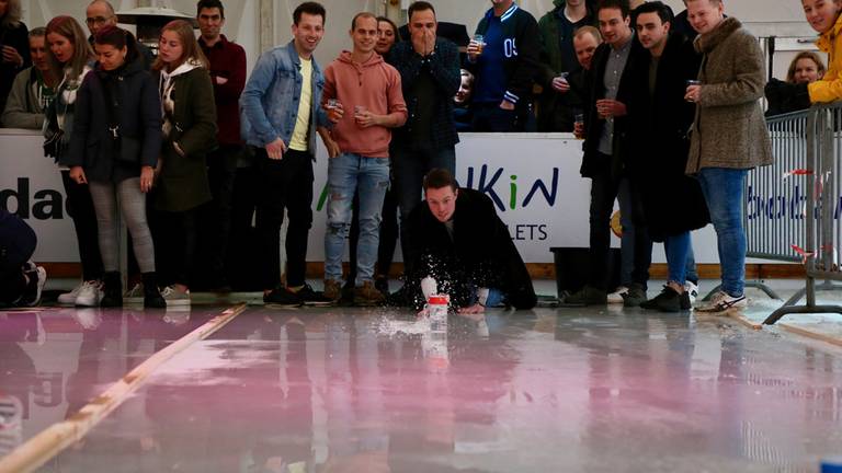 Bierpul Curling in Son en Breugel (foto's: Lobke Kapteijns).
