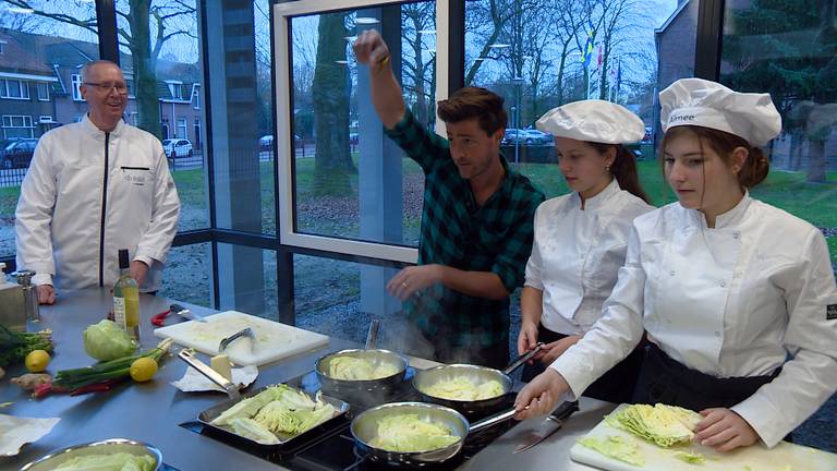 Hugo Kennis is eventjes terug op zijn oude school (foto: Leon Hagedoorn).