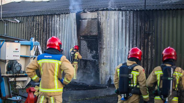 Brandweerlieden nemen de schade op (foto: Pim Verkoelen / SQ Vision Mediaprodukties)