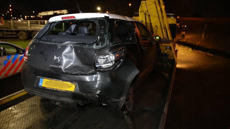 De auto die klem zat tussen de twee vrachtwagens (foto: Mathijs Bertens / Stuve Fotografie).