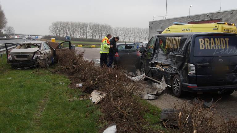 De Mercedes reed over de vangrail en botste op twee auto's. (Foto: Erik Haverhals/FPMB)