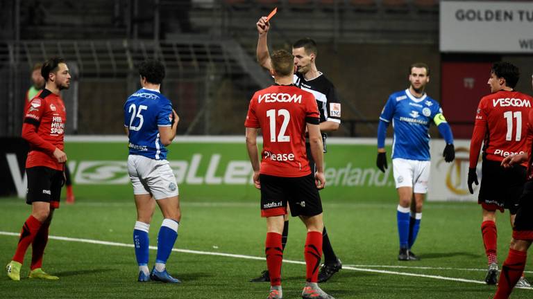 Commotie na de rode kaart die Michiel De Cuyper uitdeelde (foto: Fotografie Henk van Esch).