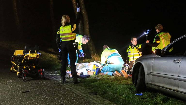 De hulpdiensten ontfermden zich over de aangereden fietsster. (Foto: Harrie Grijseels)