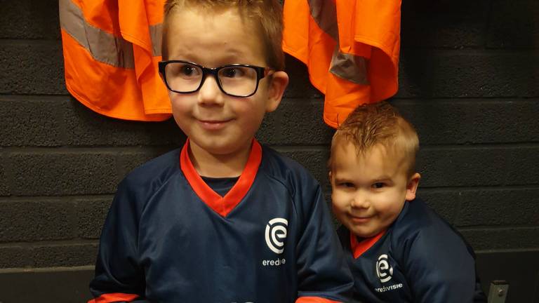 Sven en grote broer Hylke in de kleedkamer (foto: Barbara Haverhals)