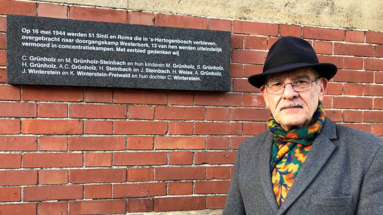 Pawo Winterstein bij de door hem onthulde plaquette. (Foto: Imke van de Laar)